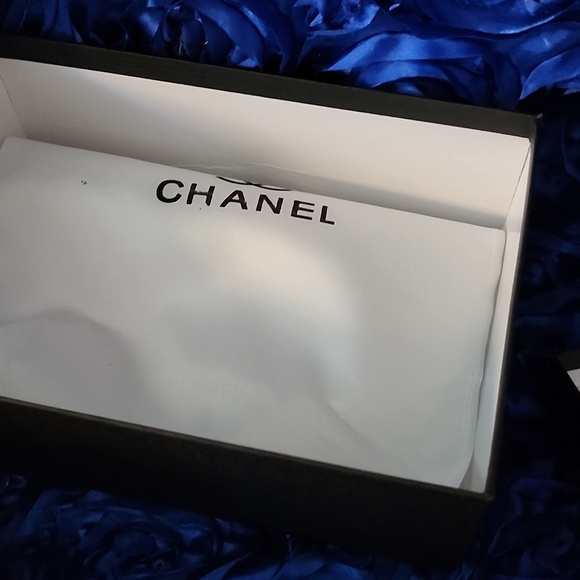 CHANEL Black Quilted Shoulder Bag with Gold CC Hardware - Picture 7 of 7